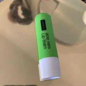 Oanvänt veganskt lipbalm. Sticket är grönt.📦frakt: 14kr