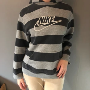 Hoodie - En snygg Nike hoddie. Dem är randig med svarta och gråa ränder Skriv om ni har några frågor💕