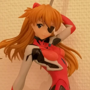 Evangelion Asuka Figur - ❗Pris går att prutas❗Köpt på närcon för 600kr och fick senare reda på att det tyvärr är en bootleg, men ser ändå rätt så bra ut! Säljer för att jag behöver pengar
