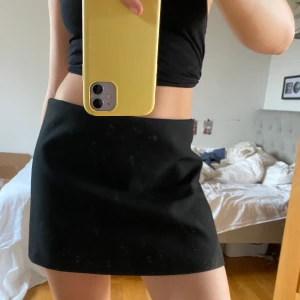 Kort kjol - Super snygg svart kostym kjol o kort modell. Endast använd cirka 2 gåmger då jag önskar den sitta lite tightare på mig