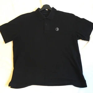 Polar tröja Size L  - Polo tröja från Polar skate co i Size L.  Bra skick. Möts helst upp men kan tänkas frakta. Möts upp på Södermalm. 