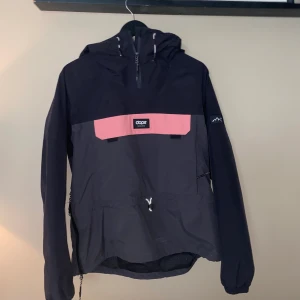 Dope Jacka - Annorak i toppskick från Dope! Den är tunt fordrad och i strl M men mer som en S. Funkar både till vardags och som skidjacka. Kontakta mig vid frågor!