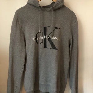 Hoodie Calvin Klein - Grå hoodie från Calvin Klein. Strl S men är mer som en Strl M. 