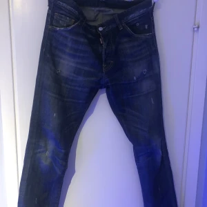 Dsquared2 jeans - Säljer nu mina Dsquared2 jeans då dem blivit för små . storlek 46. Hör genast av vid intresse!  (Byten kan vara intressant)