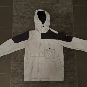 Stone Island Junior Jacka  - Detta är en min Stone island jacka jag växt ut sedan länge men inte orkat sälja. Denna är i superb skick då jag knappt använt den. Jackan är köpt på NK i Stockholm och nypriset ligger strax över 4300 kr. Den är från speciell tyg kollektion med vit badge. 