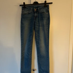 Blåa Levis jeans - Blåa Levis jeans, använda fåtal gånger Frakt tillkommer 