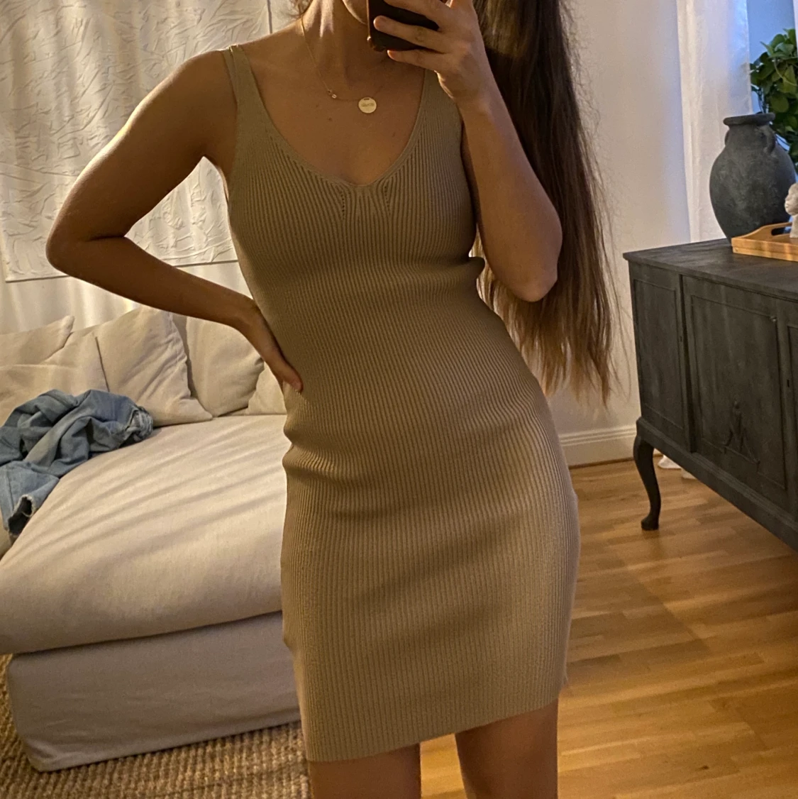 Beige ribbad klänning 