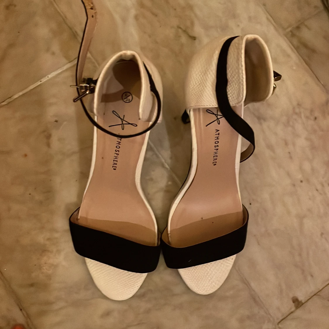 Fina höga öppna skor i nyskick  - 90