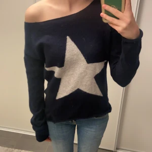 Stickad tröja - ⚠️Pris kan disskuteras⚠️En stickad tröja med en stjärna på. Storlek är oklart men skulle säga att den passar någon från storlek xs-m. Tror den är köpt för 1500kr, då deras tröjor brukar kosta 2000-3000kr.