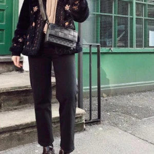 Levis ribcage svarta  - Ankelkorta svarta Levis i populära modellen ribcage. Storlek 24, men passar mig som har 25. Använda men i bra skick. kan mötas i Malmö eller gbg annars tillkommer frakt. 