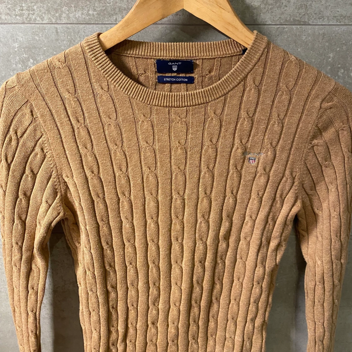 Kabelstickad crewneck bomullströja med strech från gant