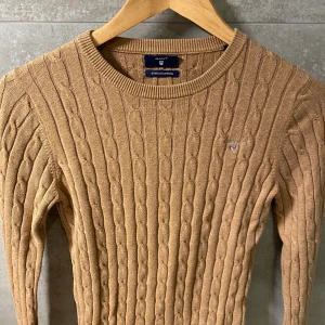 Kabelstickad crewneck bomullströja med strech från gant - Kabelstickad gant tröja, köpt för 1400kr säljer för 350kr🤎