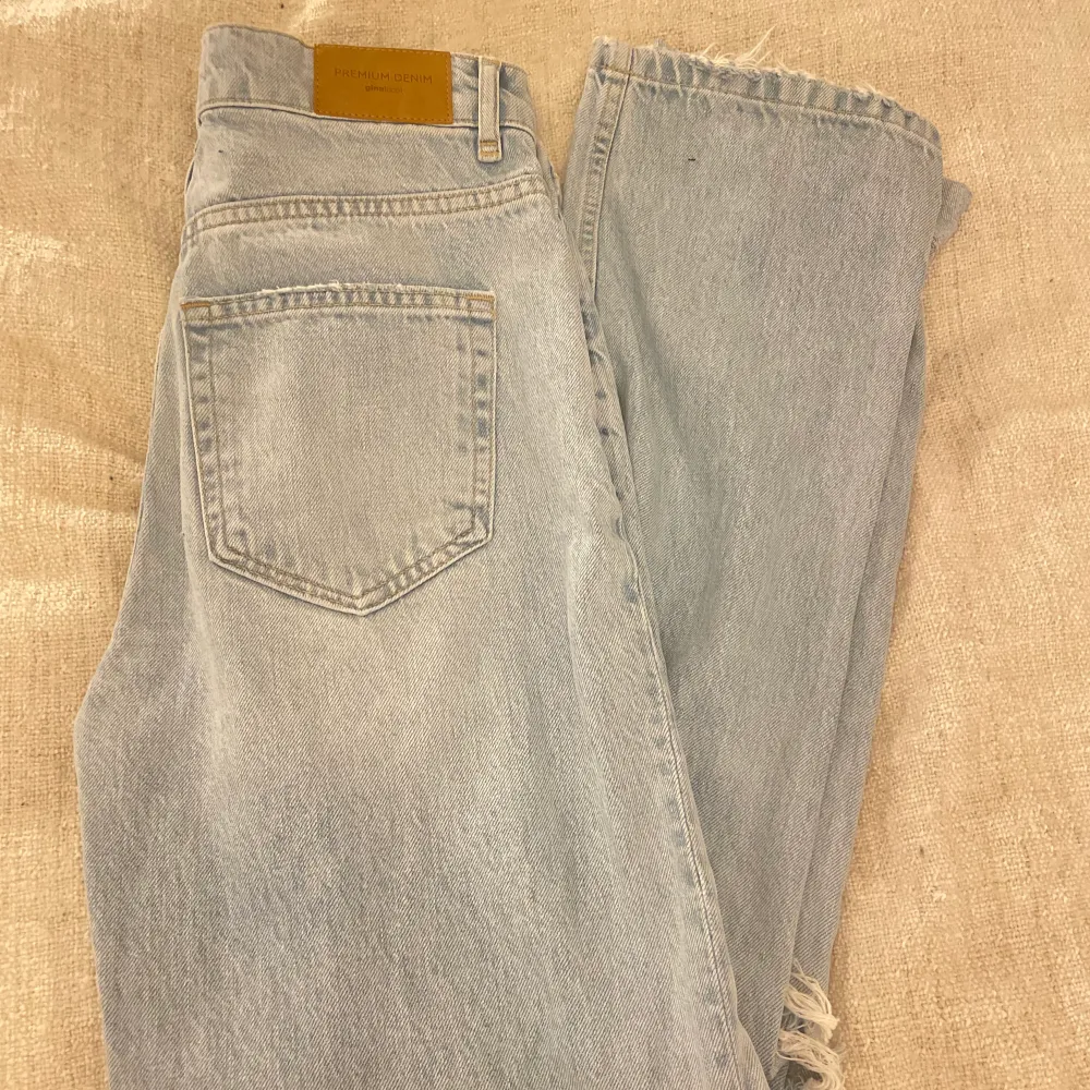 ljusblåa jeans säljer på grund av att dem inte kommer till användning, i ett väldigt fint skick då jag bara använt dem 2 gånger🙌🏻💓. Jeans & Byxor.