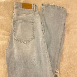 Blåa jeans med hål - ljusblåa jeans säljer på grund av att dem inte kommer till användning, i ett väldigt fint skick då jag bara använt dem 2 gånger🙌🏻💓