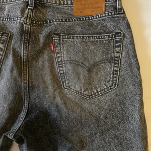 Levi’s 562 - Snygga wide Levi’s i snyggt spräcklig grå tvätt. 