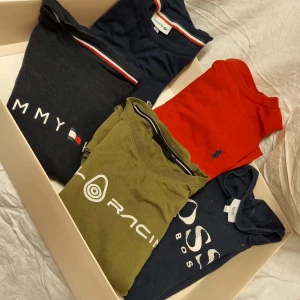 5 st t-shirts  - 1 Lacoste matinblå strl 16 år, 1 st RL röd strl 16 år, 1 st Boss Marinblå strl 17år, 1 st Sail Raicing army grön strl 170, 1 st svart Tommy Hilfiger str s PRISET ÄR FÖR ALLA TRÖJORNA