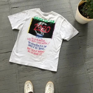 Vintage Stussy 2020 Save Planet T-Shirt  - Vintage Stussy 2020 Save Planet Tröjan är i bra skick Boxyfit