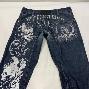 Jeans - SÅLDA FÖR DIREKTPRIS!!! Feta baggy jeans från Wax me ballaste trycket på rumpan o benet fram😩slitna mellan benen så plus slitet tryck men som ger vintage känsla😎MIDJA: 45 cm INNERBEN: 87 cm
