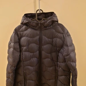 Icepeak jacka strl 48 - Icepeak jacka strl 48 marinblå  Litet hål nere vid fickan, lätt att laga/limma.(stryk genomskinligt nagellack över) Behöver tvättas. 600kr Inköpt förra året för över 2000kr 