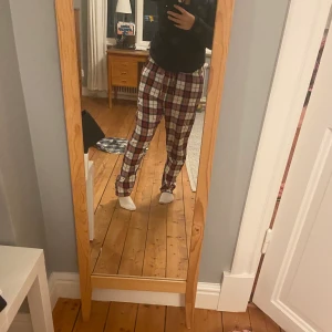 röda pyjamasbyxor  - Säljer nu dessa röda pyjamasbyxor från H&M. Storlek S. Hör av dig vid frågor eller fler bilder 🤗