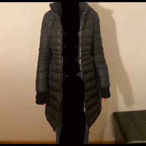 Vinterjacka  - Vinterjacka från Tommy Hilfiger, i super bra skick! 💕 jackan är köpt för 2700 och säljer den för 1300, jackan har midja😀