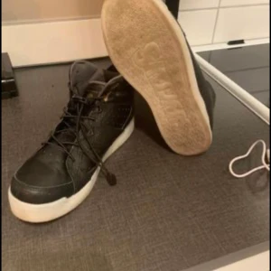 Sketchers blinkande skor - Säljer ett par sketchers blinkande skor i stl 38, endast använda ett par gånger.  Hund och katt finns i hemmet. 