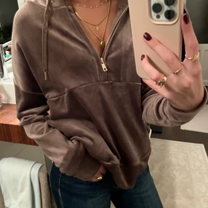 Supersnygg tröja med dragkedja  - Supersnygg tröja med dragkedja! Sitter mycket fint och så mysigt material. Vet tyvärr inte vilket märke. Storlek S men passar xs.  Köptes för 350kr men säljer för 200kr😻