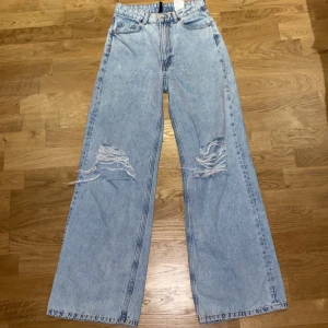Blåa jeans med hål i knäna - Perfekt längd Knappt använd