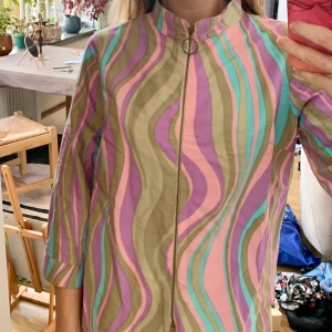 En jackliknande grej - Som ni kan se är denna ”jacka” otroligt snygg. Det vore sorgligt att den inte fick byta till ett hem där den fick användas och uppskattas oftare. 