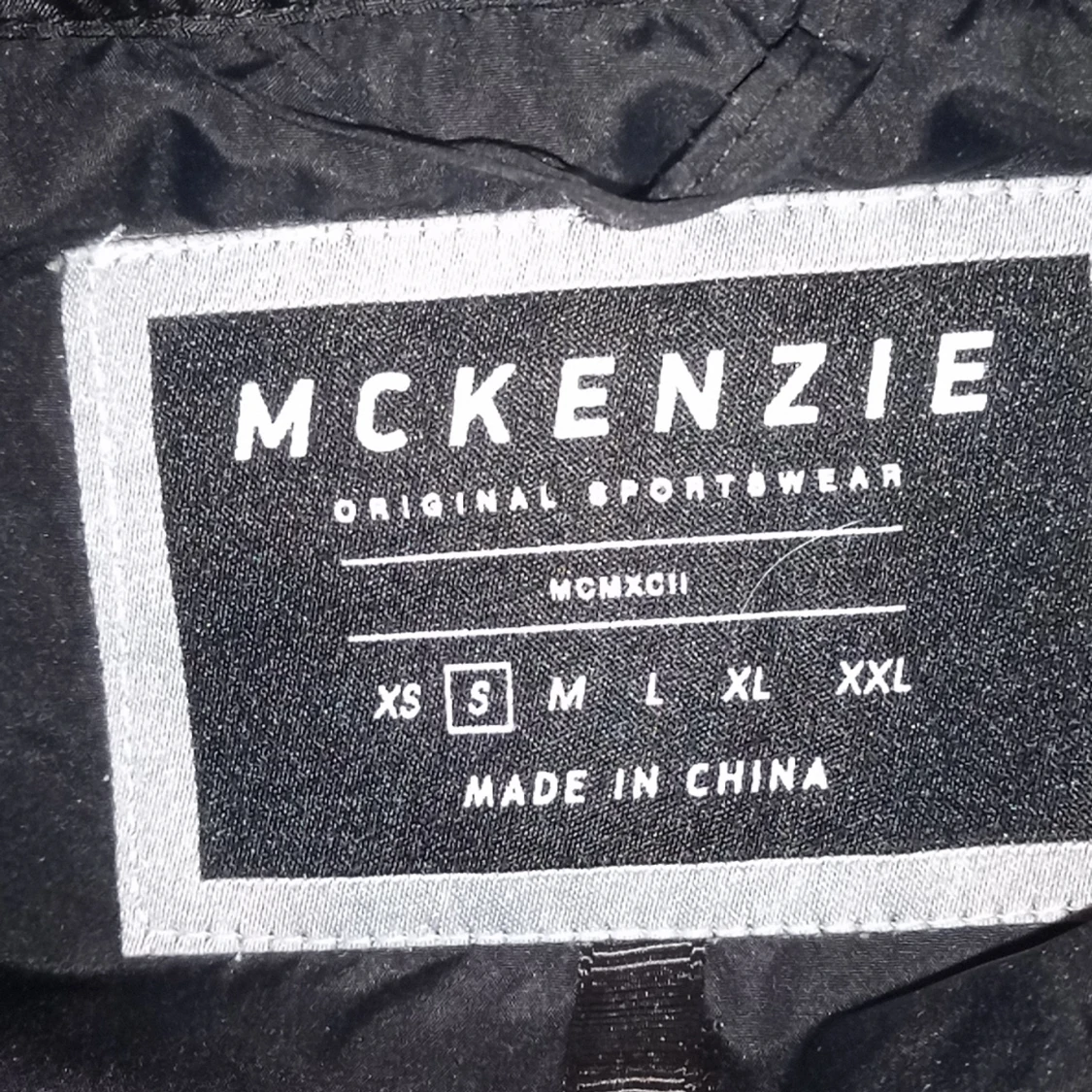 McKenzie Väst i färgen Svart - 91