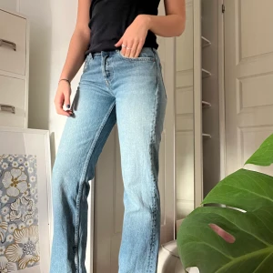Jeans  - Blå raka jeans från zara i strl 36, går ner till marken på mig som är 168 cm