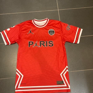 PSG fotbollströja  - Storlek: 176cm Knappt använd Riktigt stilren tröja 