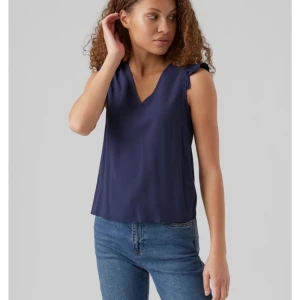 VERO MODA - Säljer denna helt nya tröja från Vero Moda, men prislapp på. Köptes i tyskland i somras. Den e helt nyskick. SÄLJER DÅ DEN E FÖR LITEN!!