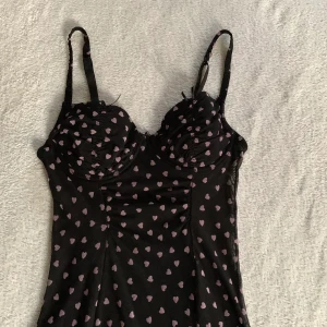Mönstrat nattlinne - Så söt nattlinne/spetsklänning med hjärtmönster och vadderade kupor, från märket Rampage! Står stl M men passar mig som brukar ha XS/S 💘