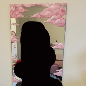 spegel - säljer denna spegel som jag har målat på, bara meet up i kalmar för det känns svårt att skicka🤝