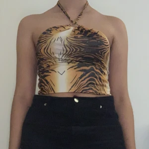 Vintage y2k tiger halterneck topp 💄 - Vintage y2k tiger halterneck topp i jättefint skick! Knyts i nacken. Storlek S 💕