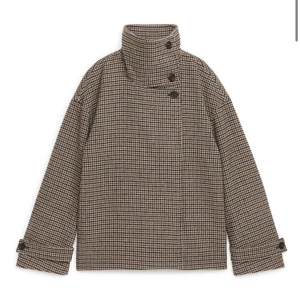 Arket jacka!! - Säljer min superfina arket jacka i storlek 34, använd fåtal ggr då jag köpte den i början på oktober! Sparsamt använd och ser ut som ny! 