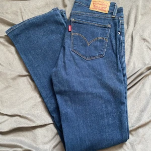 Bootcut jeans från Levis - Levis jeans i modellen 715 bootcut, knappt använda. Mycket fint skick. Säljer för att de inte passar mig.⚡️
