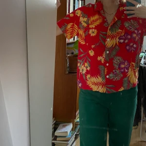 Vintage Hawaii-skjorta - Boxig skjorta med hawaii-tema. Köpt second för flera år sedan och tyvärr endast använt en gång. Strl M men passar mig som har strl XS.