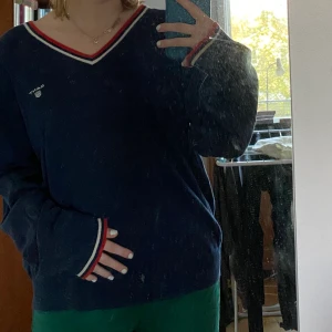 V-ringad tröja från Gant - Så mjuk och fin tröja från vintage Gant. Köpt second hand för flera år sedan. V-ringningen gör att du kan ha den som en over-shoulder tröja eller som vanlig v-ringning. Strl L men passar mig oversize som är en XS. Det är den mjukaste tröjan jag äger!