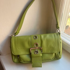 Grön handväska  - Oanvänd grön handväska från pull & bear. Aldrig blivit använd då jag har liknande väskor redan