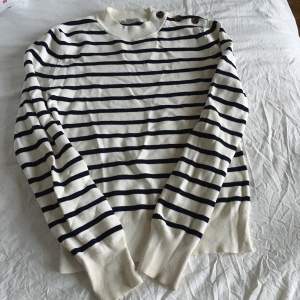 Säljer denna oanvända tröjan från HM💞Fler frågor? Kontakta nedanför annonsen💘Köpare står för frakt, den diskuteras beroende på om man vill ha spårbart 😌