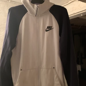 Nike tech hoodie - Nike tech old season hoodie. Storlek 158-170. Skick 10/10 . Säljer för 349 kan så klart gå ner i pris