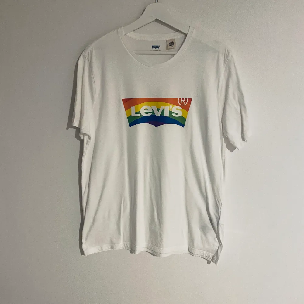 Levis T-shirt med tryck i regnbågsfärger. Storlek s/m för män och storlek large för tjejer. Felfri. . T-shirts.