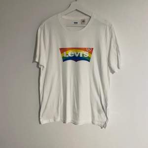 Levis T-shirt med tryck i regnbågsfärger. Storlek s/m för män och storlek large för tjejer. Felfri. 
