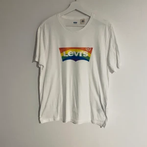 Levis T-shirt med regnbåge.  - Levis T-shirt med tryck i regnbågsfärger. Storlek s/m för män och storlek large för tjejer. Felfri. 
