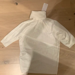 vit tröja - säljer en helt ny vit tröja från märket reserved. storlek s, köparen står för frakten💗