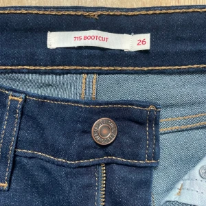 Levi’s jeans - Levi’s bootcut jeans aldrig använda! Säljer då de är för korta, köpta samtidigt som de i min andra annons. Slitningar på smalbenen (se bild 3) katter har lekt med benen när dem hängt på tvättstället. Annars fint skick och äkta! Mått: samma som andra annon