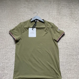 Moncler T-shirt - Säljer min moncler t-shirt i storlek S, den är i väldigt bra skick. Skick 8,5/10. Har tags och kvitto till den!  Hör gärna av dig om du har frågor 