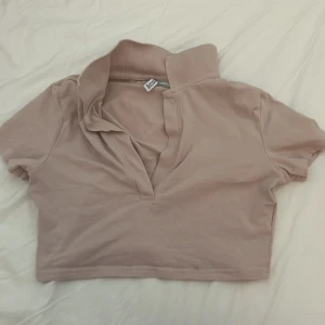 Rosa crop top - Fin crop top med två små fläckar men de syns inte om man inte kollar! 